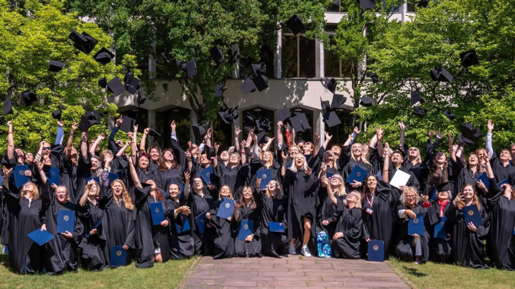 They teach and bring together thousands of poles living abroad kat