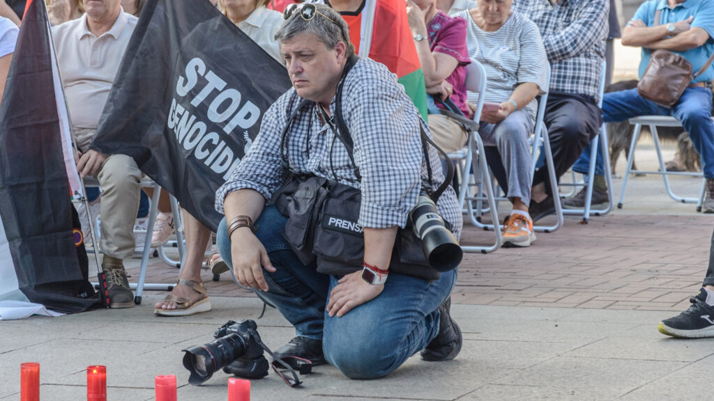 Journalist mourning Head