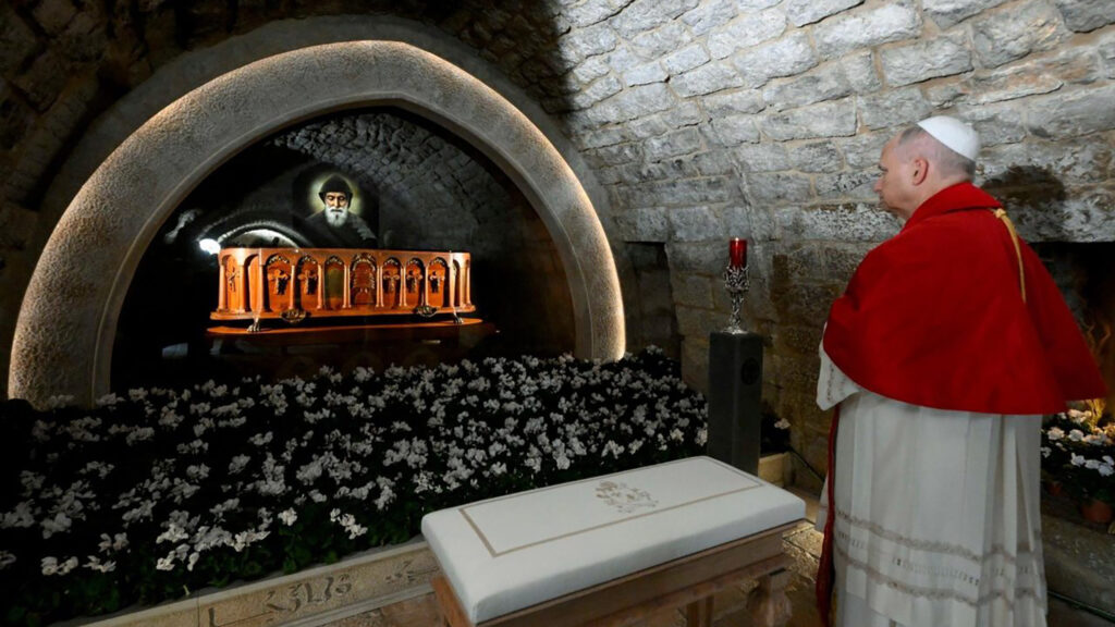 Pope grobie head