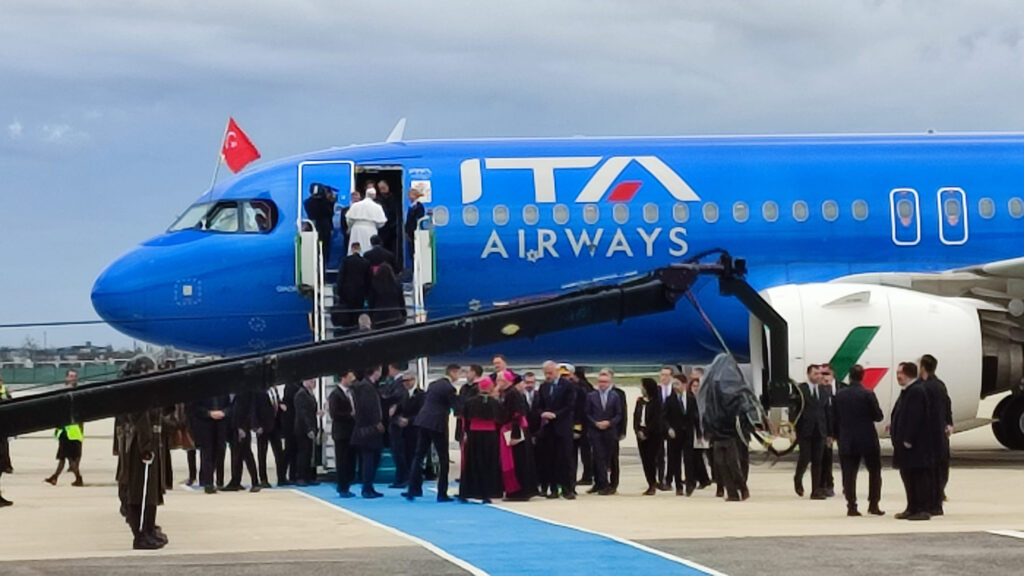 Pope leaving head