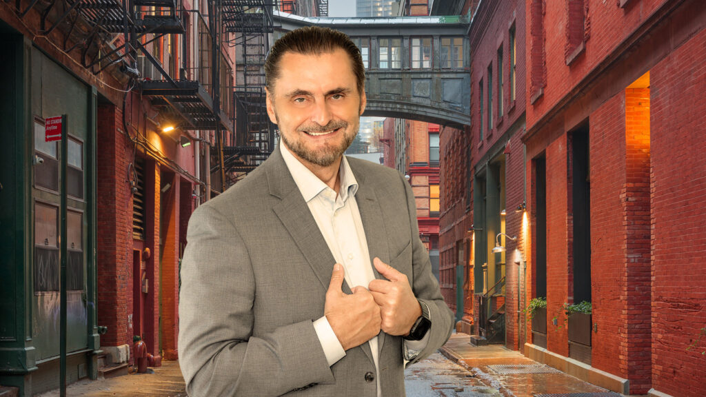 Jarosław Kaszuba, licencjonowany broker, omawia nowe umowy kupna i sprzedaży domu w Nowym Jorku.