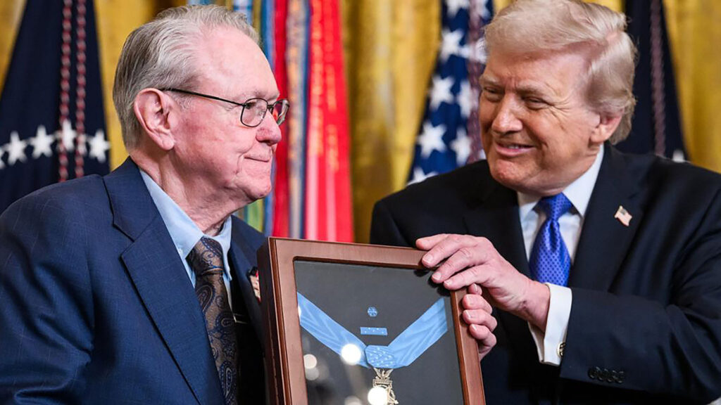 Prezydent Donald Trump wręcza Medal Honoru rodzinie śp. sierżanta sztabowego Michaela Ollisa podczas ceremonii w Białym Domu, 2 marca 2026. Fot. Daniel Torok Official White House Photo