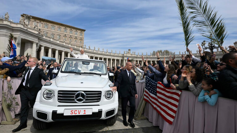 Popemobile head vatican