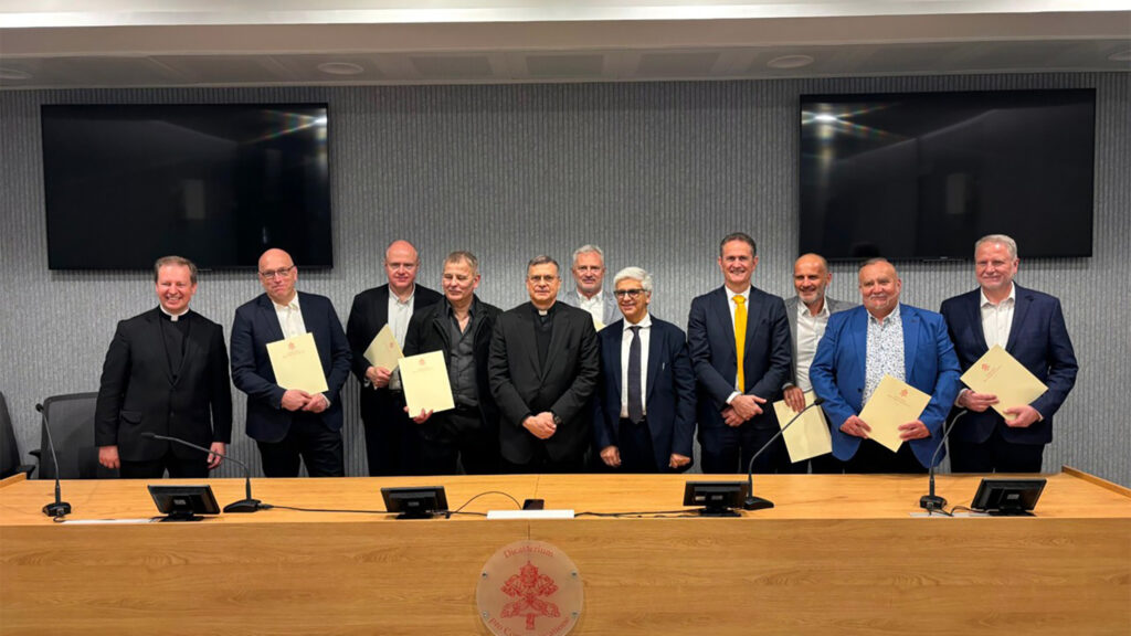 Vatican radio signing head
