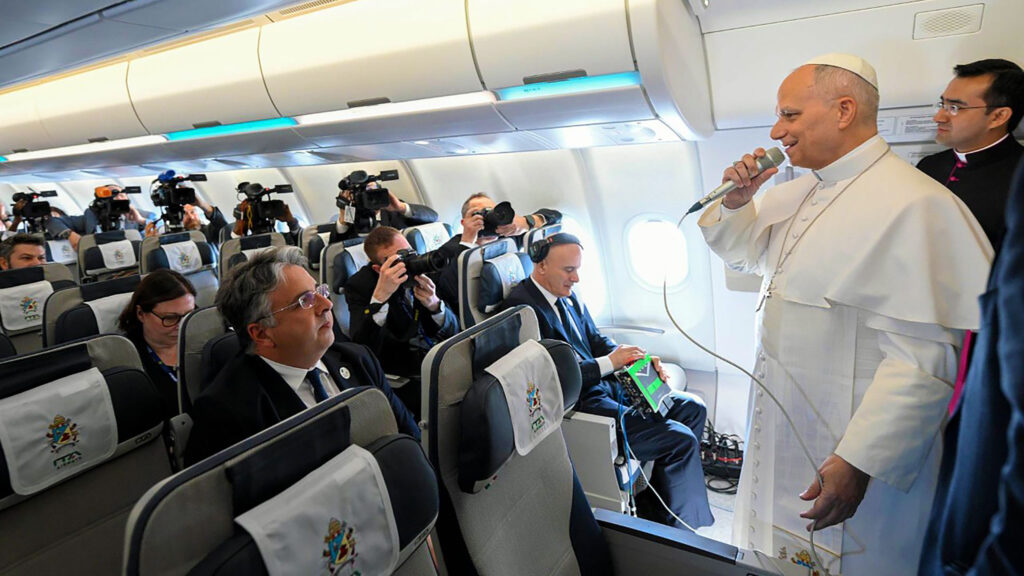 Papież Leon XIV na pokładzie samolotu lecącego do Algierii. Pierwsza w historii wizyta papieża w Algierii. 13 kwietnia 2026. Fot. Vatican Media
