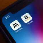 Ikony Amazon i Anthropic na ekranie iPhone — umowa inwestycyjna 25 mld USD, kwiecień 2026