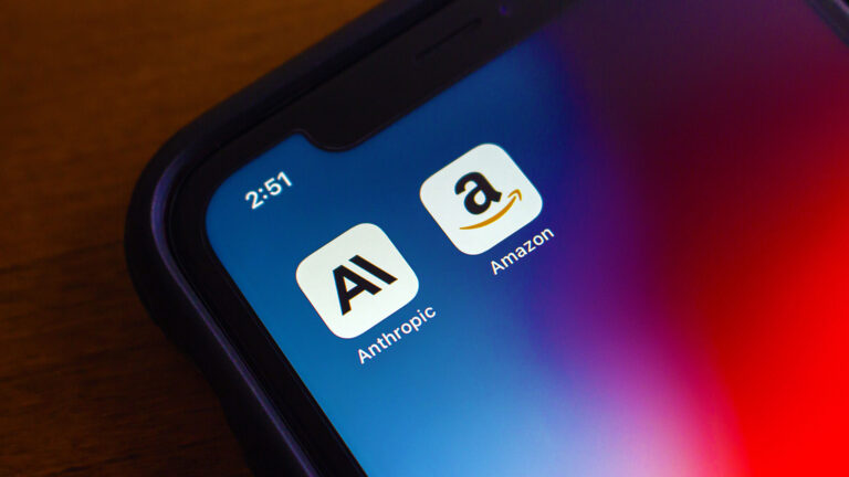 Ikony Amazon i Anthropic na ekranie iPhone — umowa inwestycyjna 25 mld USD, kwiecień 2026
