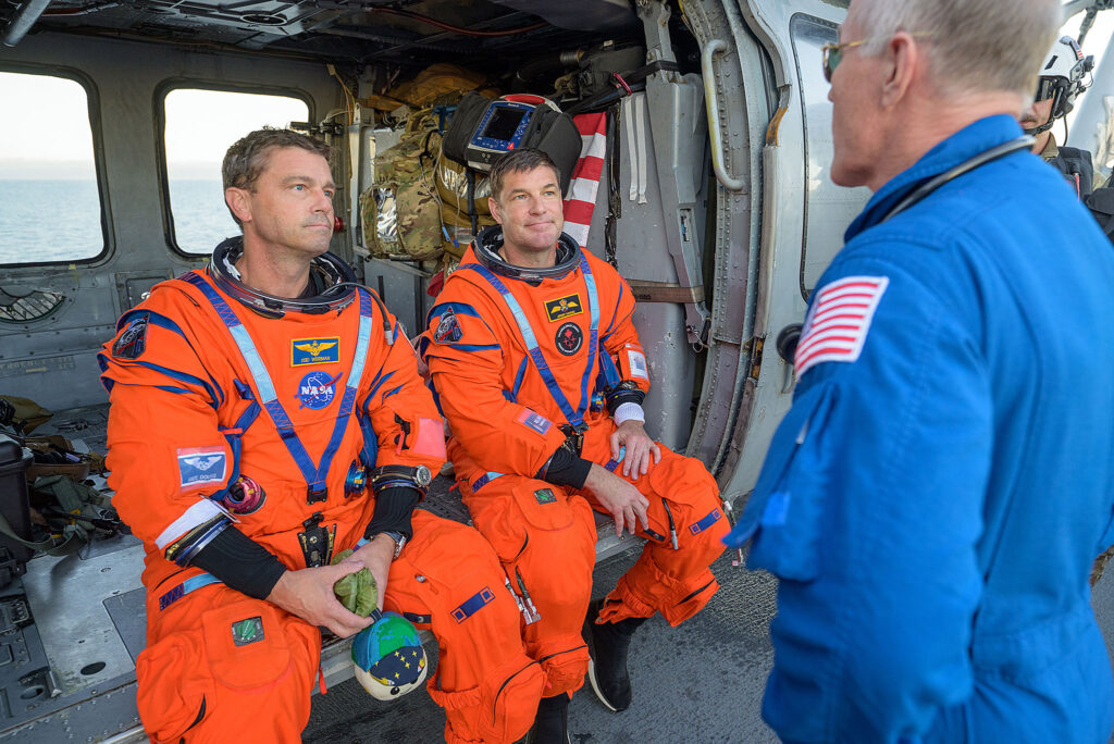 Artemis II Recovery NASA astronaut Victor Glover, Jeremy Hansen, Fot. NASA Bill Ingalls