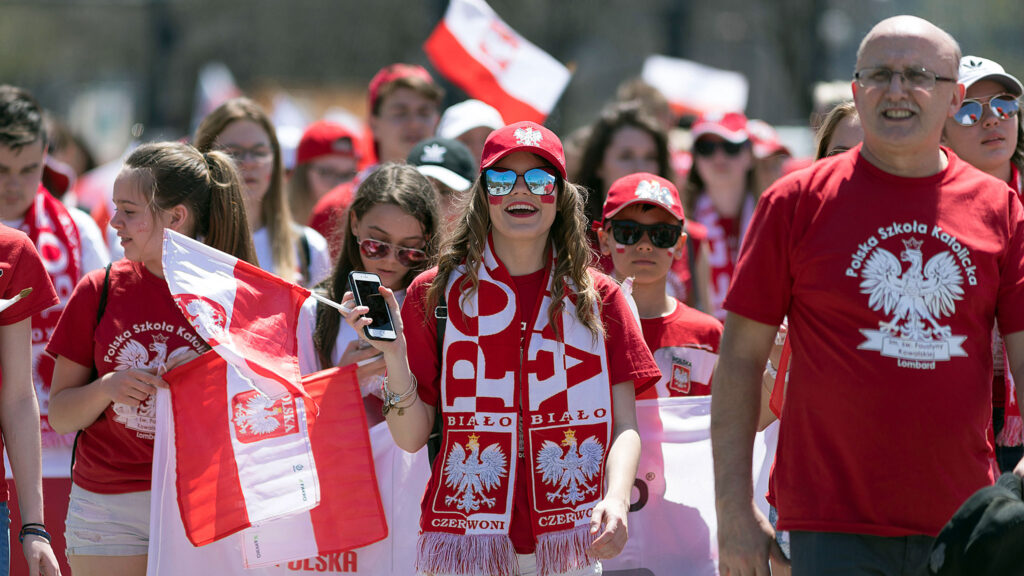 Chicago, Illinois, USA May 5, 2018 The Polish Constitution Day Parade, Polish woman waving the Polish flag during the parade — Photo by RobertoGalan