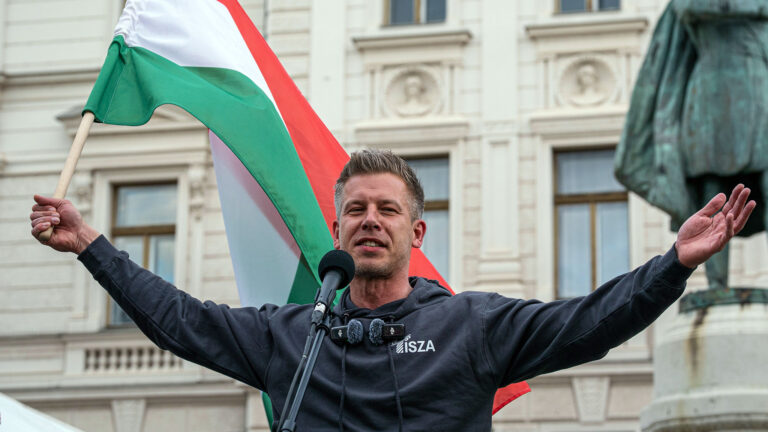 Pecs, Hungary Apr 11, 2025 Hungarian politician Peter Magyar leader of the Hungarian opposition and Tisza party giving a speech — Photo by csakisti
