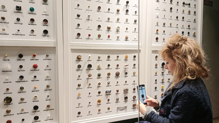 Buttons article ewa head