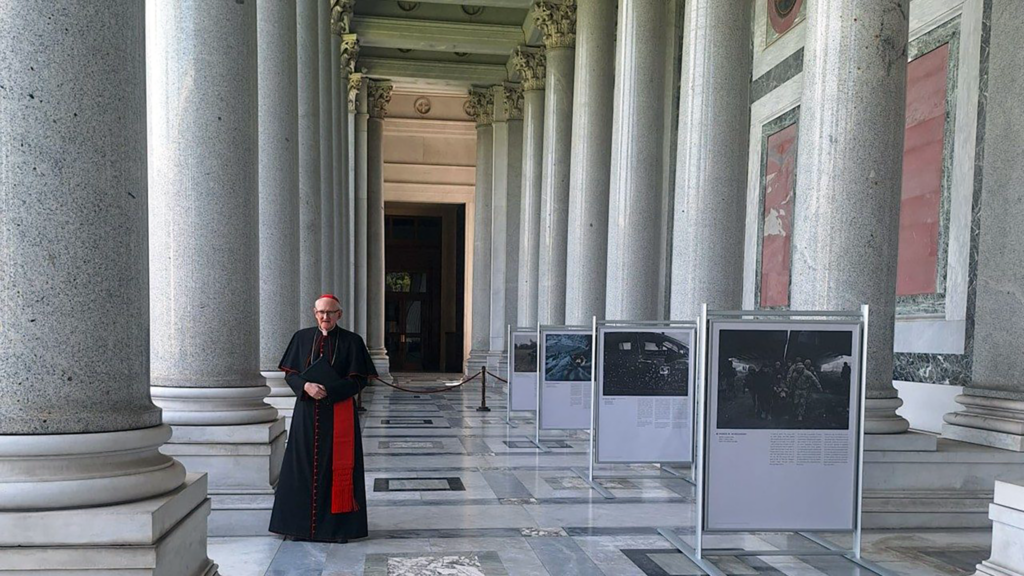 Cardinal vatican exhibit war open body