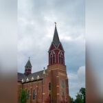 Katolicki kościół Saint Stanislaus w miejscowości Warsaw w stanie Dakota Północna, zwany „Cathedral of the Prairie" – Katedrą Prerii, wybudowany przez polskich osadników i poświęcony w 1901 roku