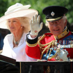 Król Karol III i królowa Camilla w karecie podczas ceremonii Trooping the Colour w Londynie, 14 czerwca 2025 roku