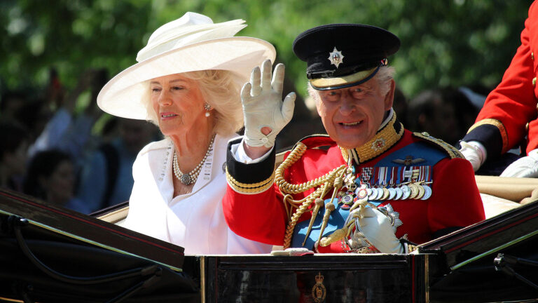 Król Karol III i królowa Camilla w karecie podczas ceremonii Trooping the Colour w Londynie, 14 czerwca 2025 roku