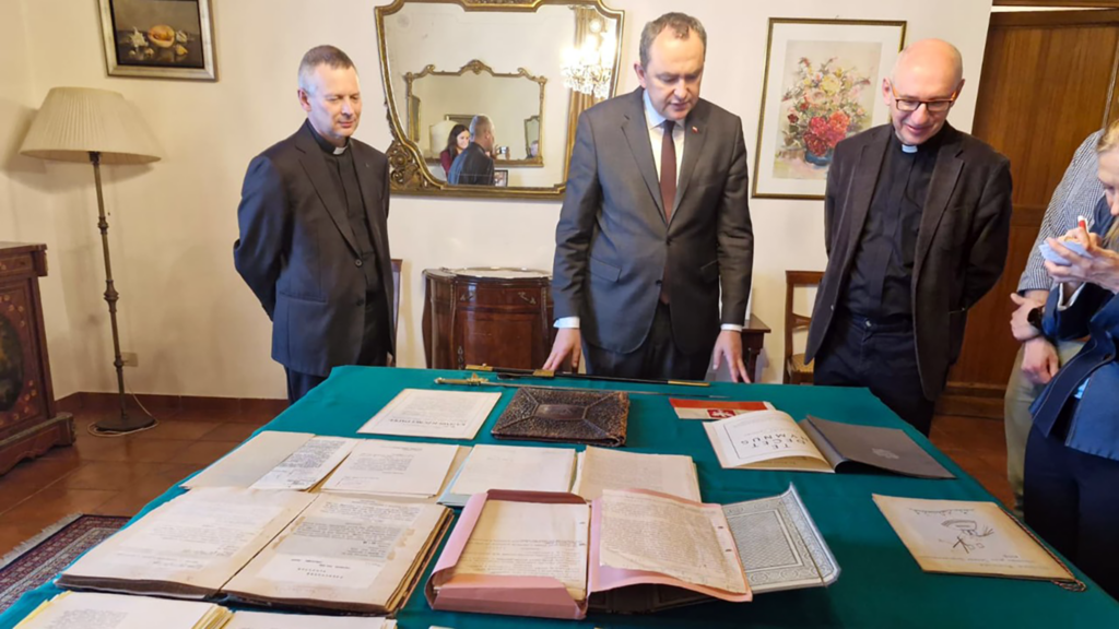 Pope archive vatican head