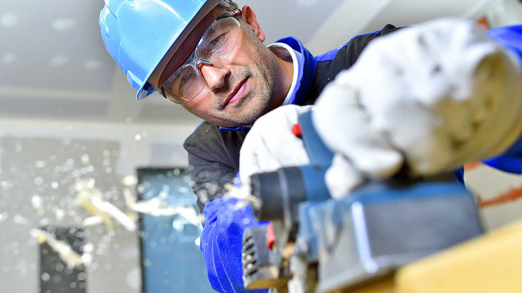 Remont w nowym jorku z p d p contracting inc polski kontraktor instaluje nowe okna drzwi bramy