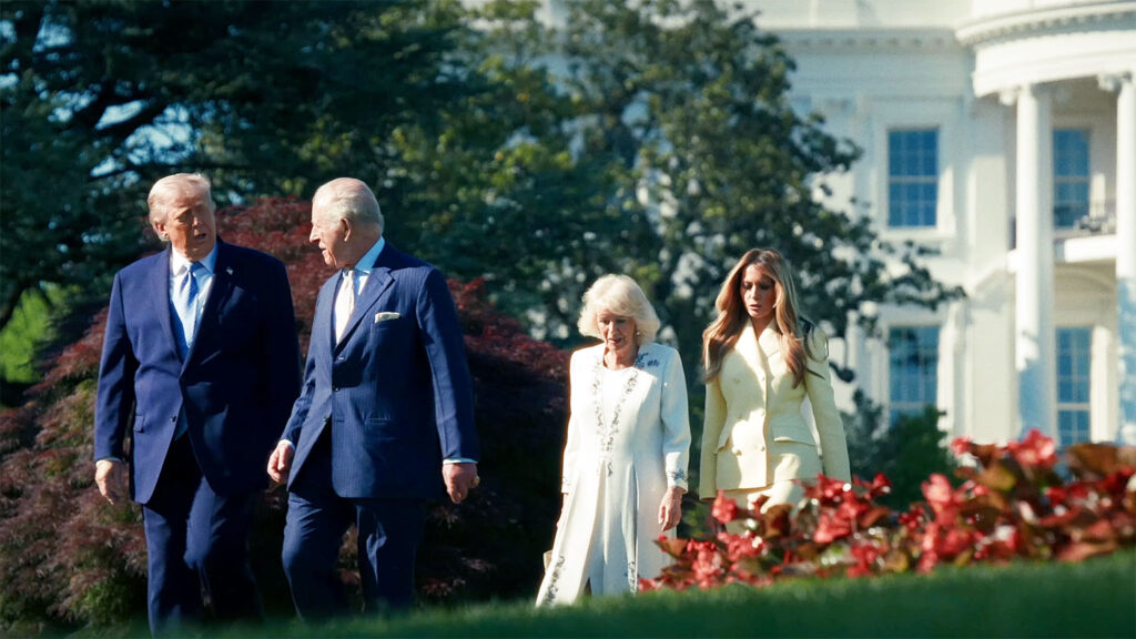 Donald Trump i król Karol III rozmawiają na trawniku Białego Domu, za nimi królowa Camilla i Melania Trump podczas zwiedzania nowo otwartego ula pszczelego, 27 kwietnia 2026