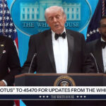 Donald Trump w smokingu przemawia z Białego Domu w nocy z 25 na 26 kwietnia 2026, godziny po strzelaninie w hotelu Washington Hilton podczas kolacji White House Correspondents' Dinner. Po prawej Trumpa pełniący obowiązki prokuratora generalnego Todd Blanche, po lewej dyrektor FBI Kash Patel.