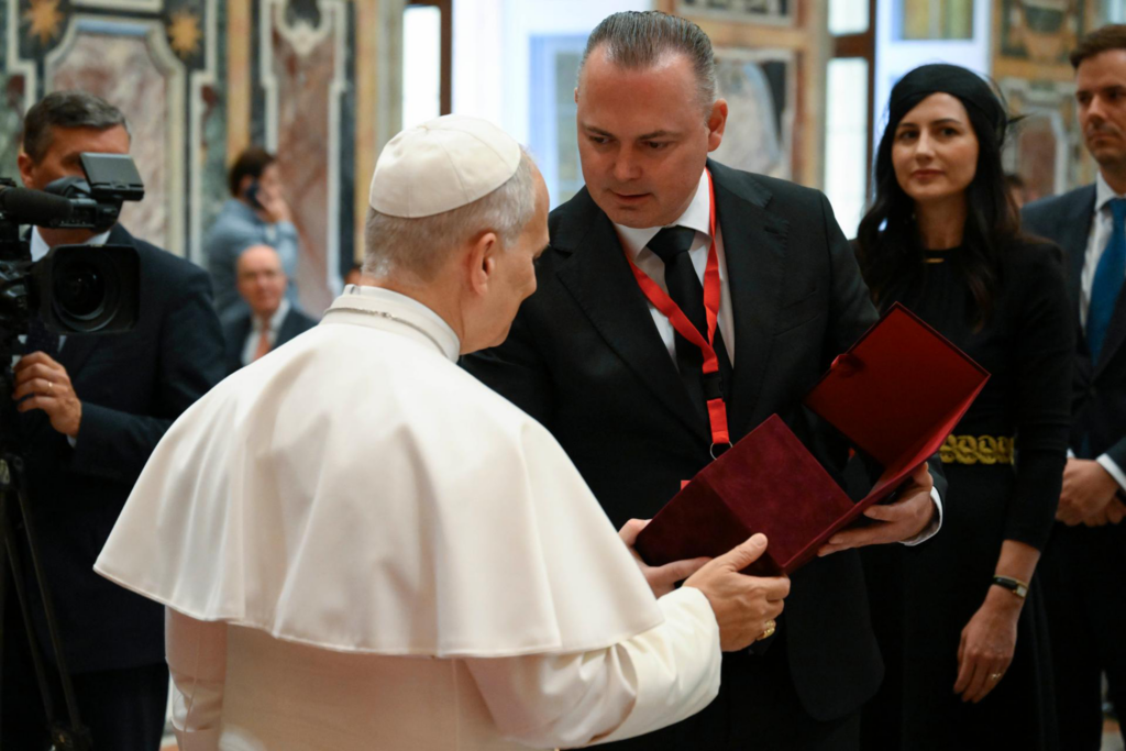 Pope leo interact body