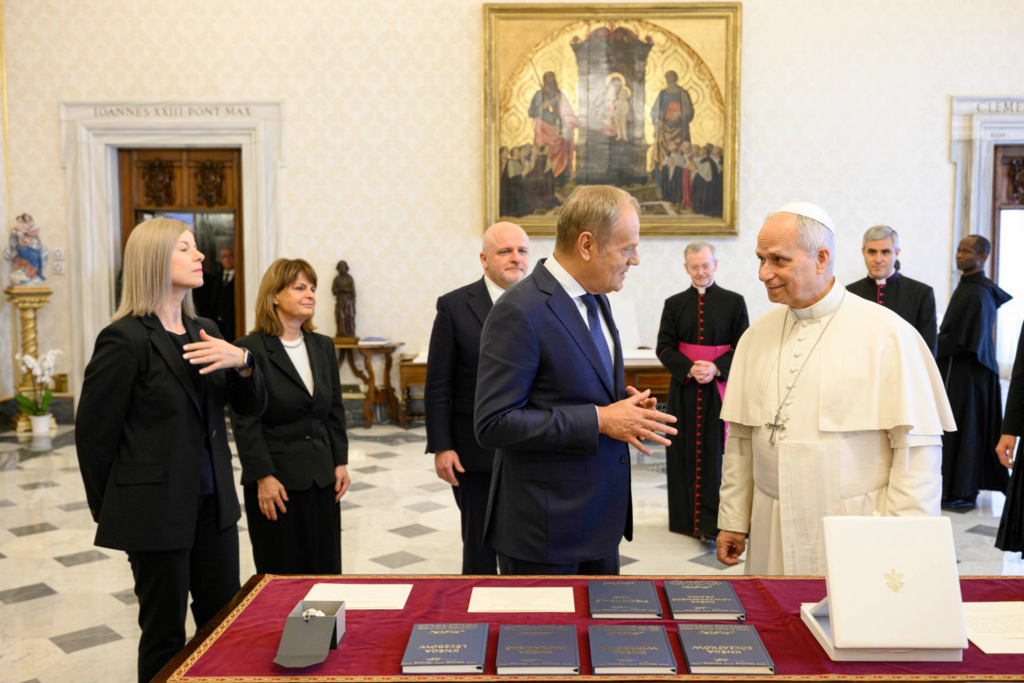 Pope leo tusk body gal