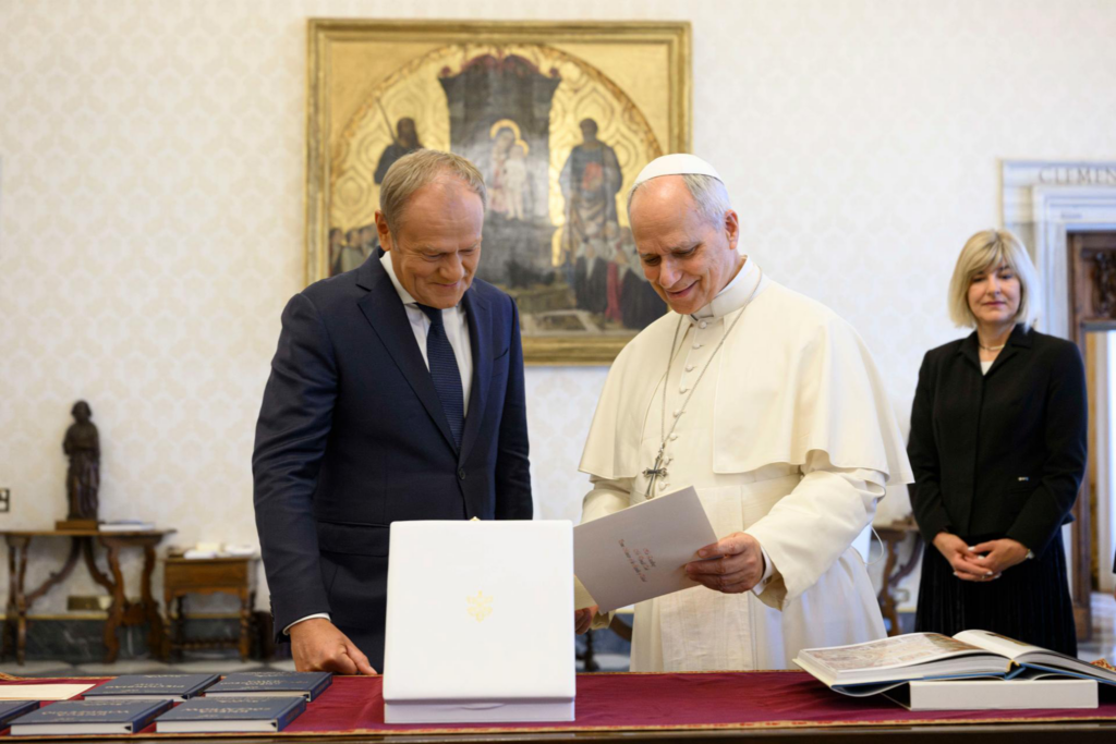 Pope leo tusk body gal