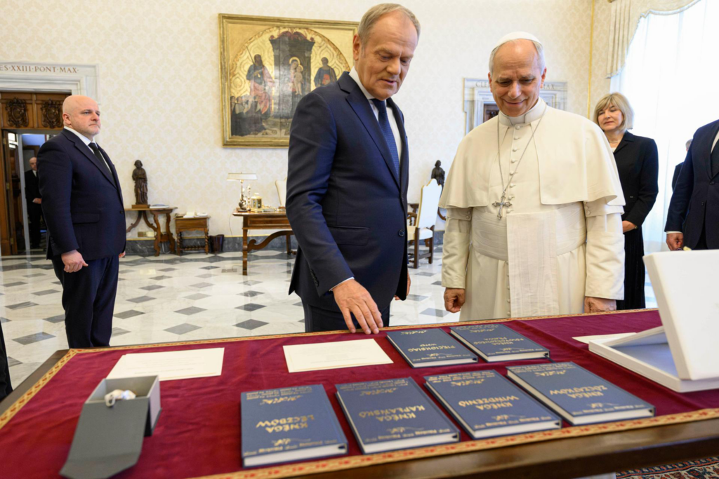 Pope leo tusk body gal