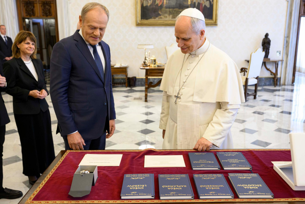Pope leo tusk body gal