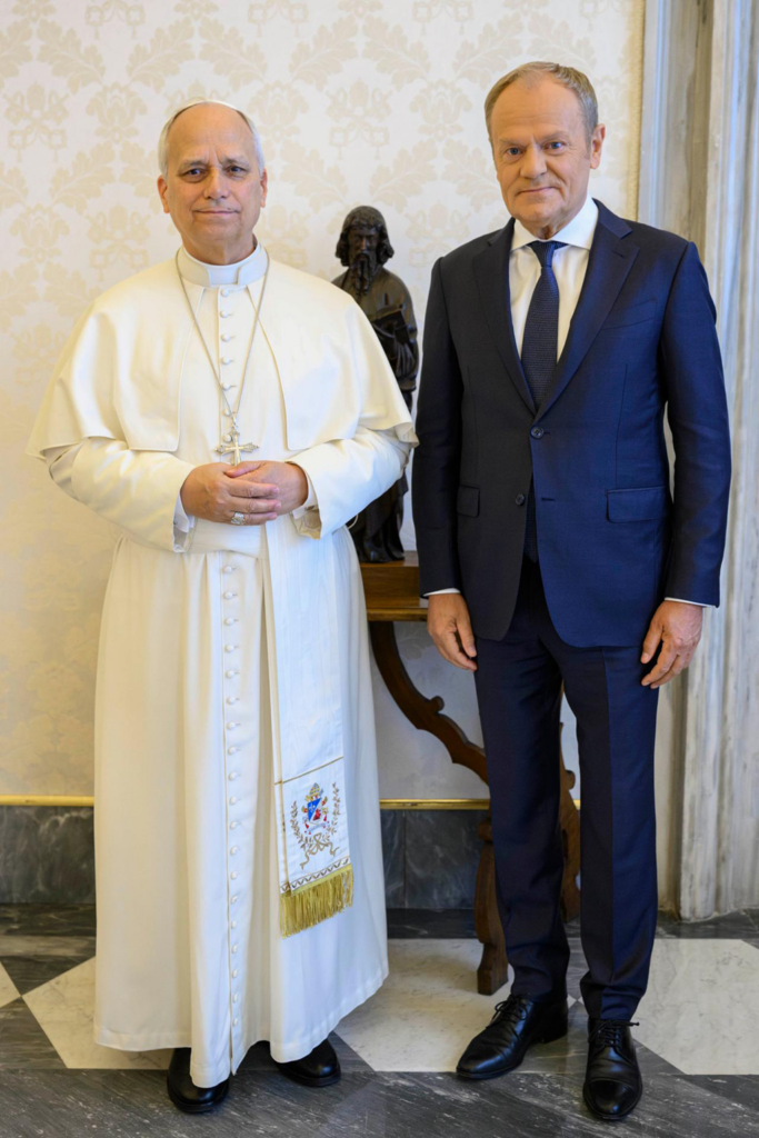 Pope leo tusk body gal