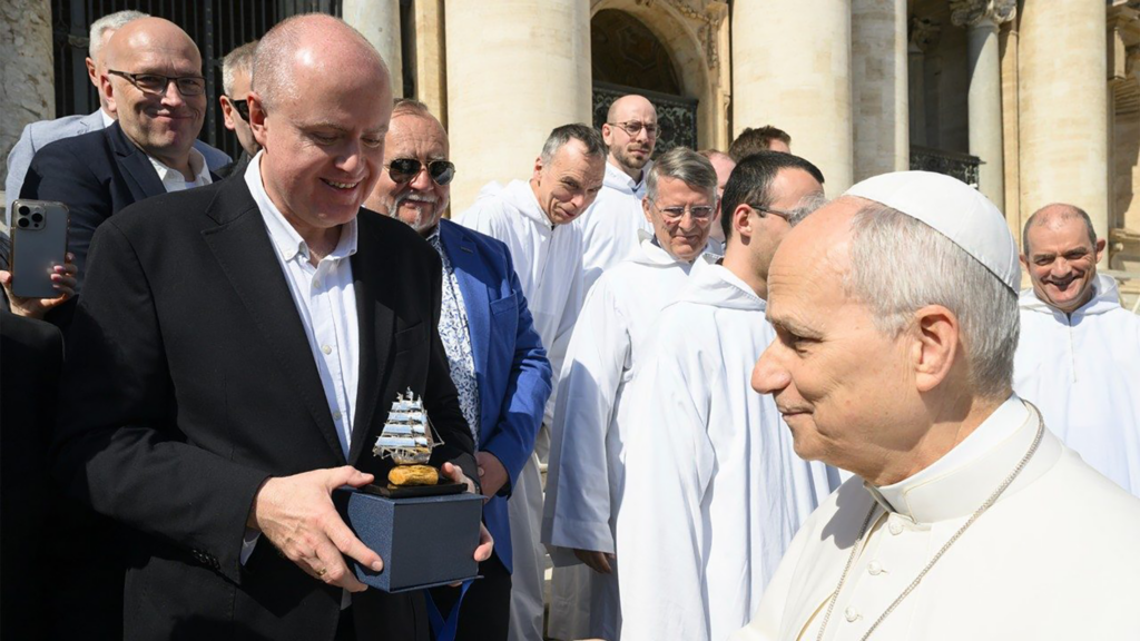 Pope pole gift body