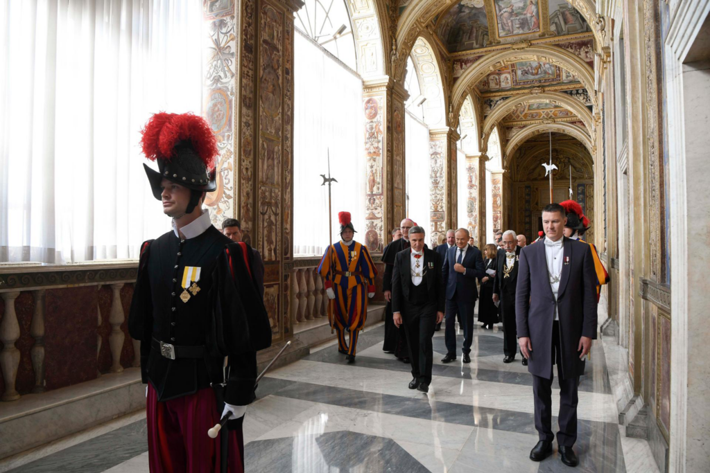 Tusk vatican gal