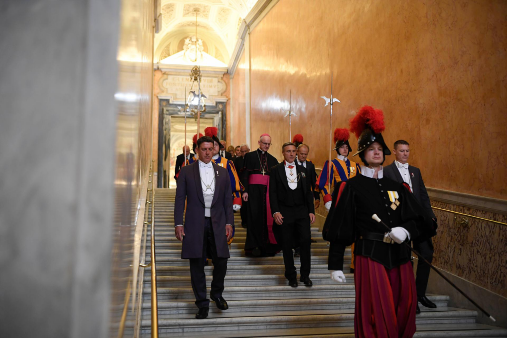 Tusk vatican gal