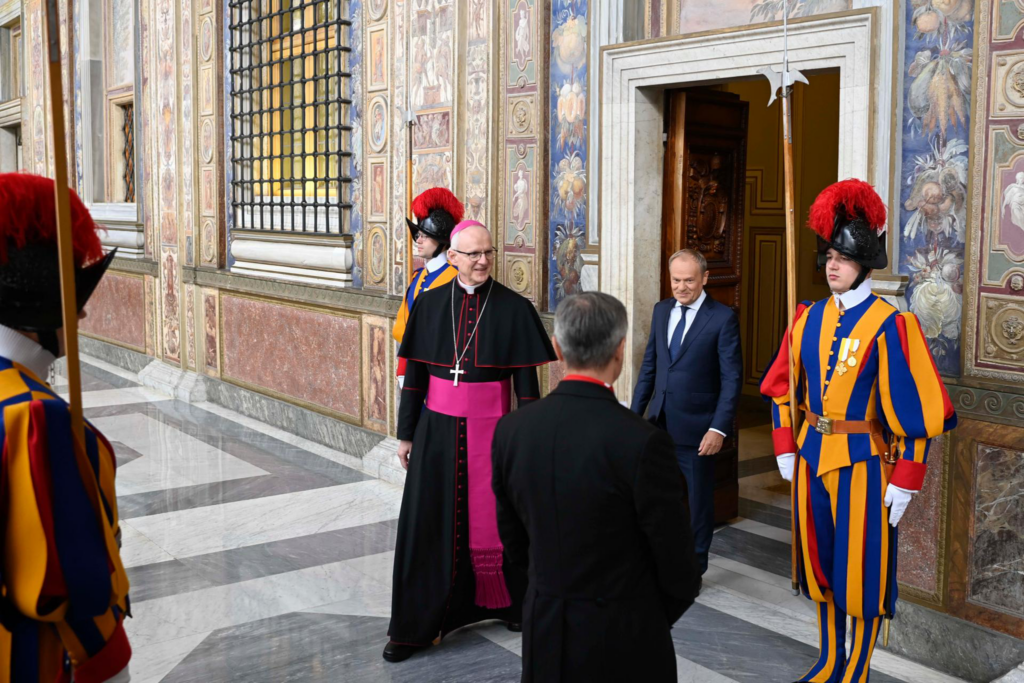 Tusk vatican gal