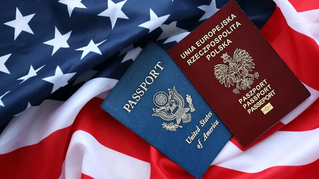 Polski i amerykański paszport leżące obok siebie – podwójne obywatelstwo PL-USA