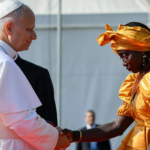 Pope i migrants head