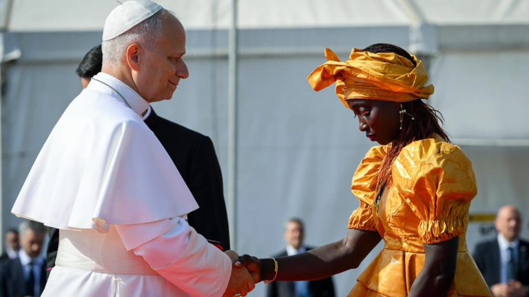 Pope i migrants head