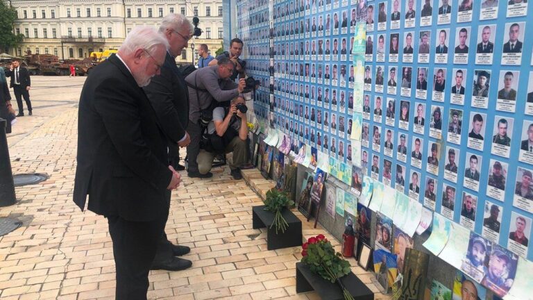 L'arcivescovo Gallagher a uno dei memoriali delle vittime a Kyiv