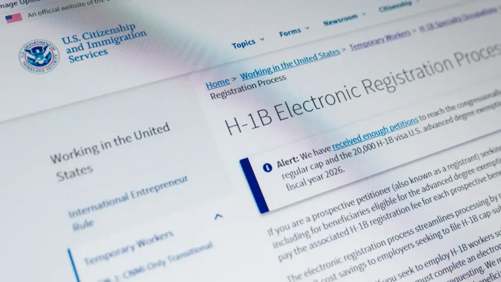 Oficjalna strona USCIS z procesem elektronicznej rejestracji H-1B wyświetlona na ekranie