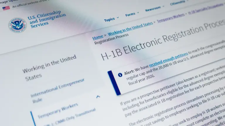 Oficjalna strona USCIS z procesem elektronicznej rejestracji H-1B wyświetlona na ekranie