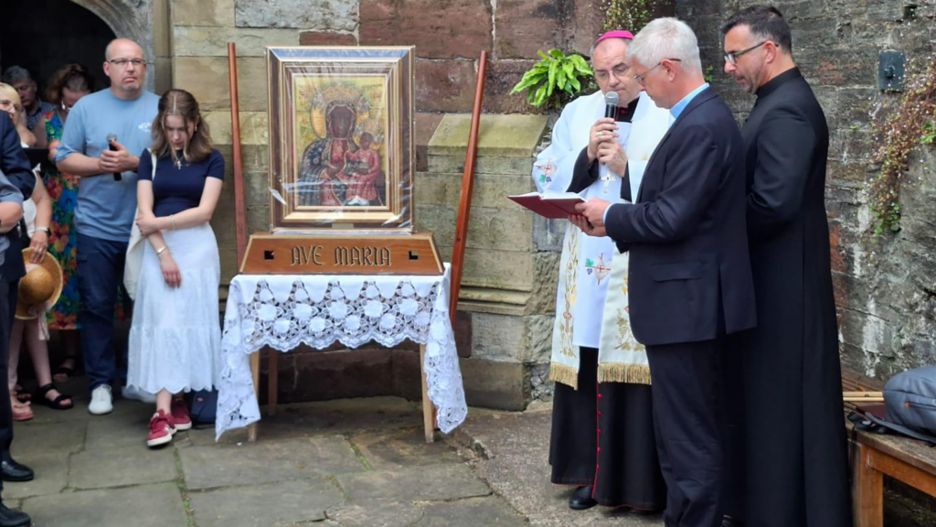 Polonia prayer head