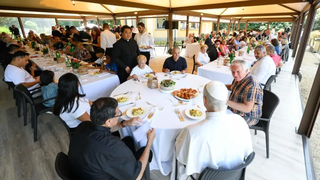 Pope dinner head