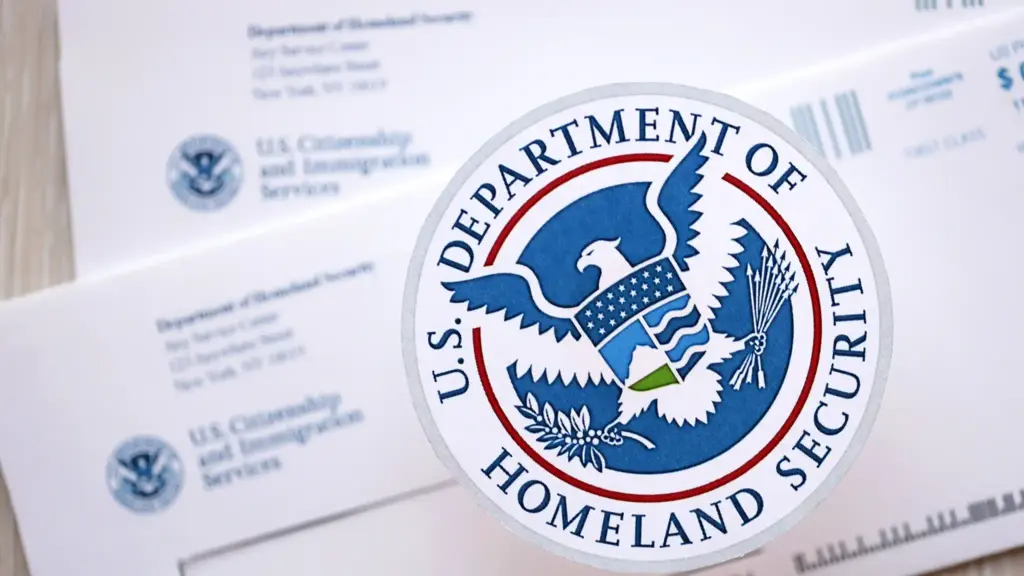 Pieczęć Departamentu Bezpieczeństwa Krajowego na kopercie z urzędu imigracyjnego USCIS