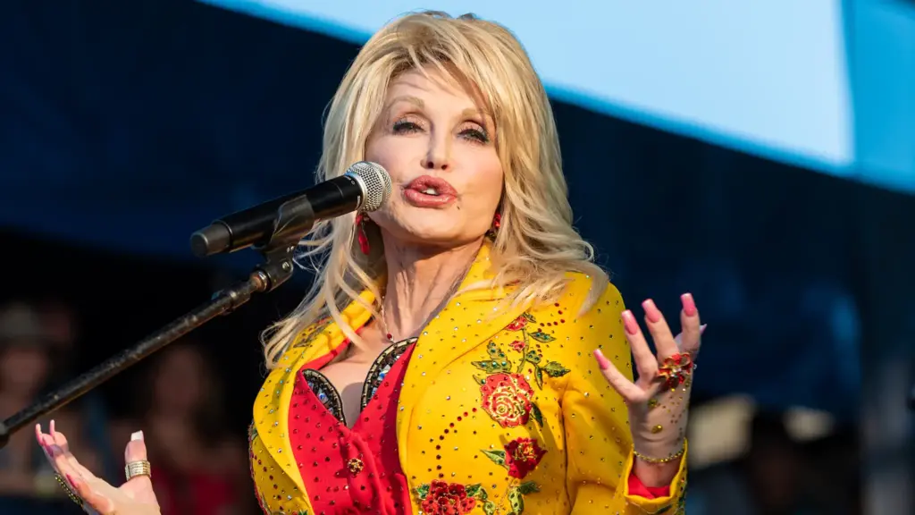 Dolly Parton na scenie podczas Newport Folk Festival w Rhode Island, 2019