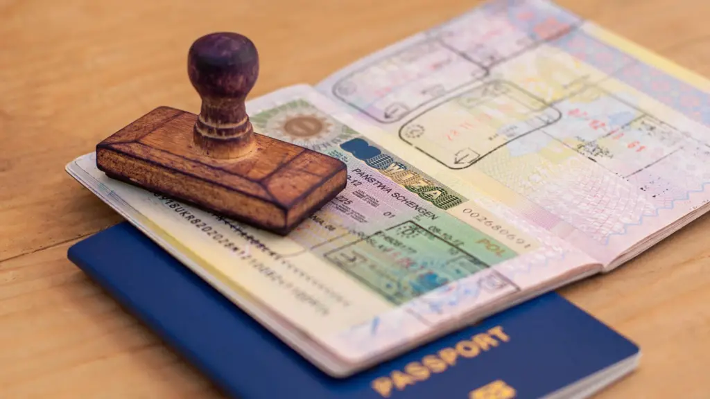 Paszport z amerykańską wizą pracowniczą i dokumenty imigracyjne na biurku pracodawcy