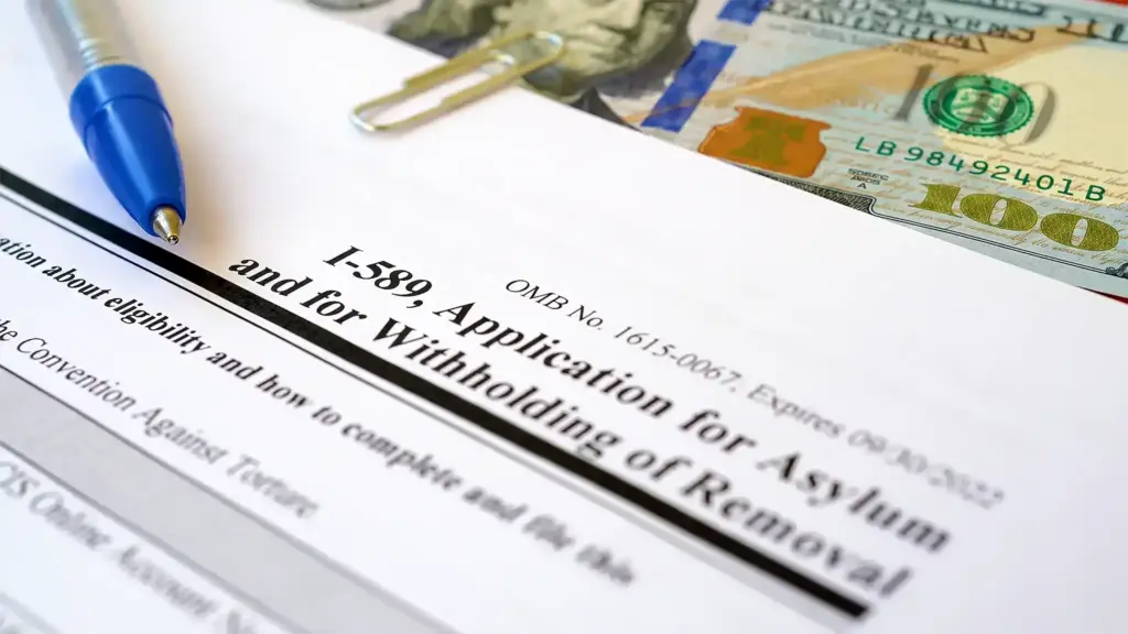 Formularz I-589 i opłaty azylowe w USA — 100 dolarów za wniosek plus opłata roczna