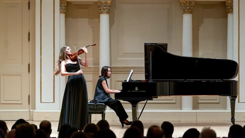 Polska skrzypaczka Yuliya Kazimirovich gra z towarzyszeniem fortepianu w Weill Recital Hall w Carnegie Hall