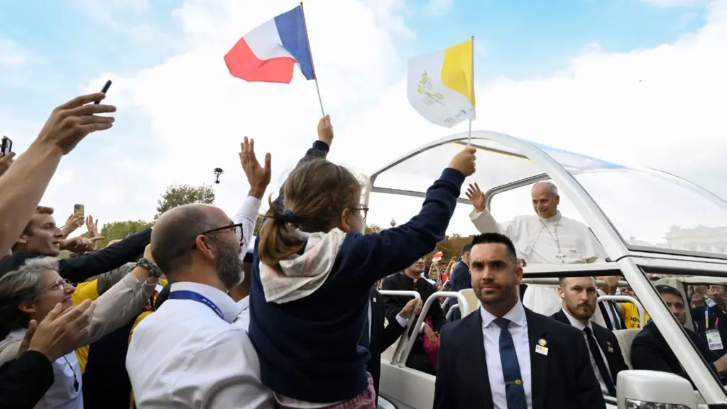 Pope leo paris head