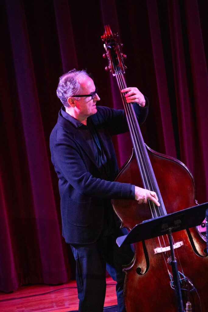 Koncert Agi Zaryan na III Greenpoint Jazz Festival – kontrabas