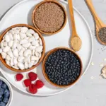 Soczewica, biała i czarna fasola, borówki, maliny, chia i płatki owsiane – produkty bogate w błonnik