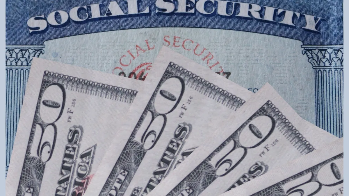 Karta Social Security i banknoty 50-dolarowe
